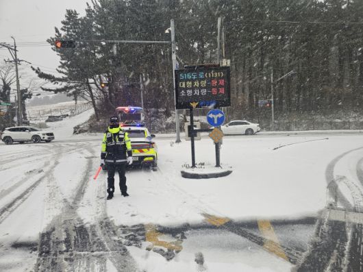 제주경찰청 교통계가 22일 오전 제주시 영평동 첨단삼거리에서 교통통제를 하고 있다. 제주경찰청 제공