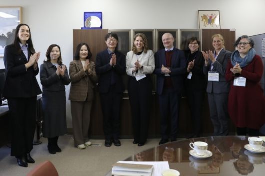 기념촬영하는 이명호 국가데이터처 차장 - 이명호 국가데이터처 차장(왼쪽에서 넷째)이 유엔마약범죄사무소(UNODC) 대표단과의 면담을 마치고 기념촬영을 하고 있다. (사진=국가데이터처 제공)