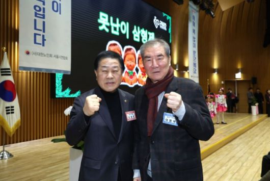 지난 20일 서울시청 다목적홀(8층)에서 열린 2026년 대한노인회 서울시연합회 신년인사회에 참석한 김용호 서울시의원(왼쪽)과 이원복 대한노인회 용산지회장(오른쪽)이 기념촬영을 하고 있다.