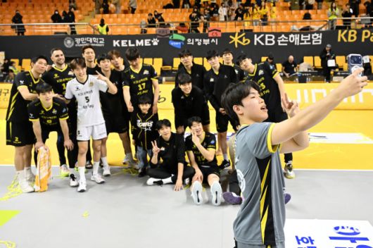 이학진이 OK저축은행전 승리 후 형들과 함께 기념사진을 남기고 있다. 2026.1.21 한국배구연맹 제공