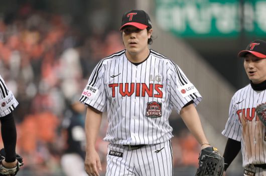 LG 트윈스 김진성이 26일 서울  잠실야구장에서 열린 2025 프로야구 한국시리즈 1차전 한화 이글스와의 홈 경기에서 투구를 마친 뒤 더그아웃으로 향하고 있다. 2025.10.26 뉴시스