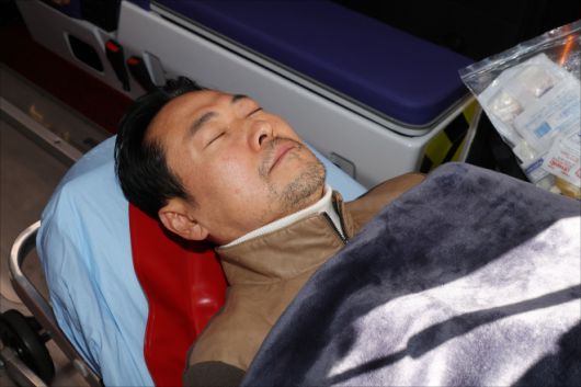 ‘통일교·공천헌금’ 쌍특검법 수용을 촉구하며 단식을 시작한 장동혁 국민의힘 대표 22일 국회에서 단식 8일째 단식을 중단하고 병원으로 이송되고 있다. 2026.1.22 홍윤기 기자