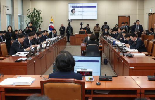 이혜훈 기획예산처 장관 후보자가 23일 국회 재정경제기획위원회에서 열린 인사청문회에서 의원들의 질의를 경청하고 있다. 연합뉴스