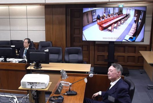 한덕수 내란 재판에 증인으로 출석한 윤석열 - 윤석열 전 대통령이 19일 서울 서초구 서울중앙지방법원에서 열린 한덕수 전 국무총리의 내란 재판에 증인으로 출석해 증거 CCTV 영상을 지켜보고 있다.  서울중앙지법 제공