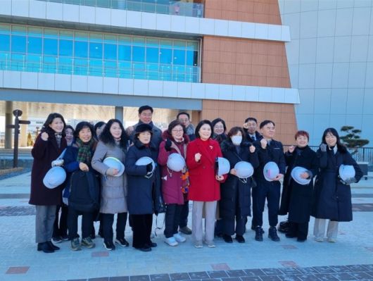 지역 리더들과 함께 기념촬영을 하는 박춘선 의원