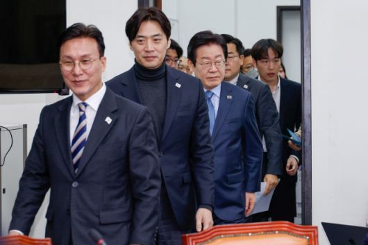 이재명 대통령의 더불어민주당 대표 2기 시절 최고위원을 지낸 한준호(왼쪽 두 번째) 의원이 지난해 1월 최고위원회의를 하기 전, 김민석(첫 번째) 당시 최고위원, 당시 대표였던 이 대통령과 함께 회의장에 들어서고 있다.  2025.1.22 뉴스1