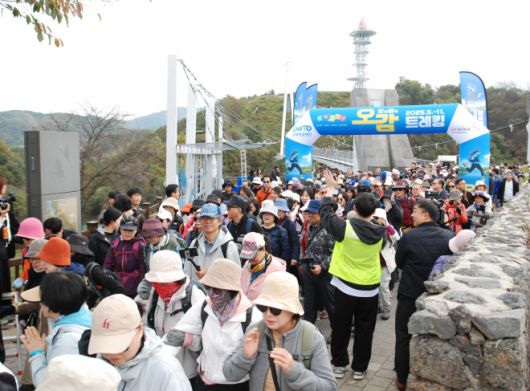 지난해 10월 철원 은하수교 일원에서 연 오감 트레킹에 관광객 700명이 참가해 성황을 이뤘다. 강원관광재단 제공