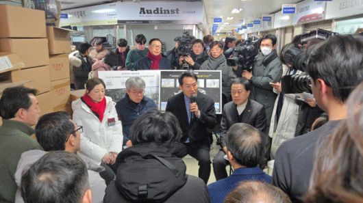 지난 22일 재개발이 추진 중인 용산전자상가 나진·선인상가를 방문한 오세훈 시장(오른쪽 두 번째)이 상인들의 건의사항에 대한 답변을 하고 있다.