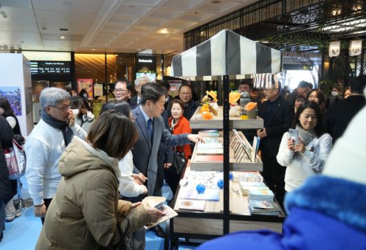 22일 일본 후쿠오카현 텐진 라이온 광장에서 열린 ‘  the Jeju 포시즌 in 후쿠오카’ 팝업스토어 운영 모습. 제주도 제공