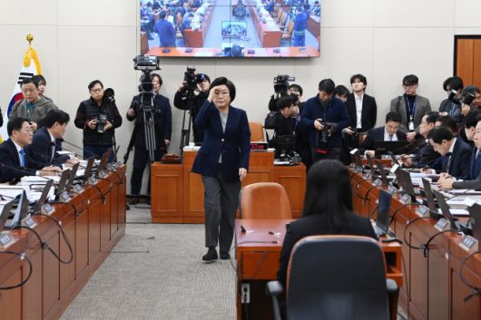 자리로 돌아가는 이혜훈 후보자 - (서울=뉴스1) 국회사진기자단 = 이혜훈 기획예산처 장관 후보자가 23일 서울 여의도 국회에서 열린 제431회국회(임시회) 재정경제기획위원회 인사청문회에 출석 선서문을 임이자 위원장에게 제출한 뒤 자리로 향하고 있다. 2026.1.23/뉴스1