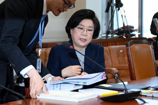 인사청문회 출석한 이혜훈 기획예산처 장관 후보자     (서울=연합뉴스) 이동해 기자 = 이혜훈 기획예산처 장관 후보자가 23일 서울 여의도 국회 재정경제기획위원회에서 열린 인사청문회에서 자료를 건네받고 있다. 2026.1.23 [공동취재]     eastsea@yna.co.kr