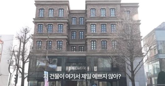 고소영은 23일 자신의 유튜브 채널을 통해 서울시 용산구 한남동 일대를 소개했다. 이 과정에서 고소영은 “우리 건물 잘 있네”라며 가족 소유 빌딩도 공개했다. 2026.1.23 유튜브 화면