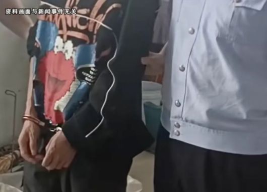 중국 현지 매체가 공개한 자료 화면. 전 직장 동료의 SNS 현금 과시를 보고 범행을 저지른 남성이 체포된 뒤 조사받는 모습. 자료화면