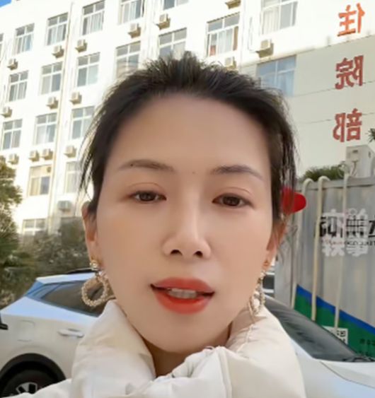 중국에서 남편의 불륜 사실을 폭로했다가 법원으로부터 사과 명령을 받은 한 여성이 오히려 이를 역이용한 ‘사과 영상’을 올려 인기를 끌고 있다. 더우인