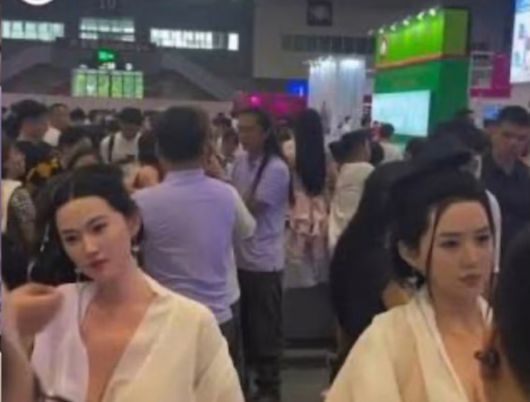 토이 엑스포 전시장에 전시된 AI 실리콘 인형 주변으로 관람객들이 몰려들어 혼잡한 모습을 보인다. 사람과 유사한 외형과 움직임이 현장에서 직접 확인되며 관람객들의 시선을 끌었다. SNS 캡처