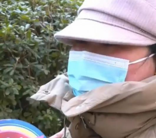 피부 질환으로 탈모 증상을 겪은 리(Li) 씨가 모자와 마스크를 착용한 채 인터뷰를 진행하고 있다. 바이두 캡처