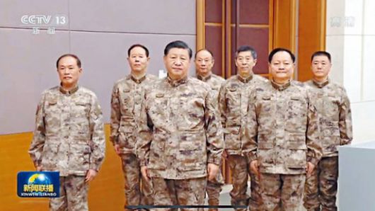 2022년 11월 8일(현지시간) 오후 군복을 입고 군사위원회 합동작전지휘센터를 둘러본 시진핑 중국 국가 주석. 중국중앙(CC)TV 캡처