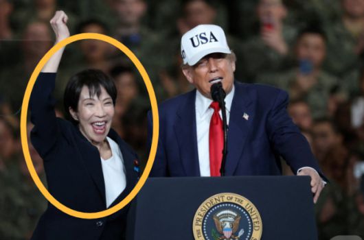 2025년 10월 28일 도널드 트럼프 미국 대통령과 만난 다카이치 사나에 일본 신임 총리가 요코스카 미군 기지에서 기쁨과 흥분에 겨운 ‘점프’를 하는 모습. 로이터 뉴스1