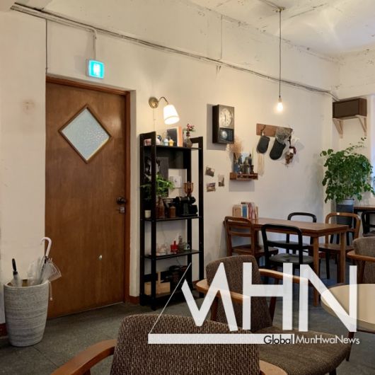 신촌 유원섬커피,  비오는날 가기 좋은 아늑한 우드톤 카페