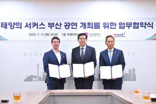 사진=태양의서커스그룹 던컨(DUNCAN) 투어 총괄 부사장, 박형준 부산시장, 마스트인터내셔널 김용관 대표 / 부산시 제공