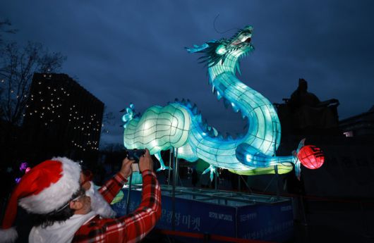 '갑진년'을 맞아 광화문에 등장한 청룡 / 사진 = 연합뉴스