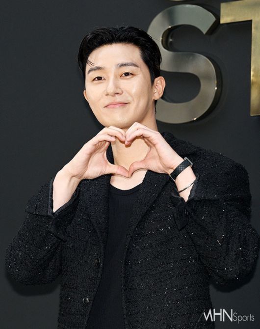 박서준, 포마드 펌에 올블랙 수트...패션의 정석!