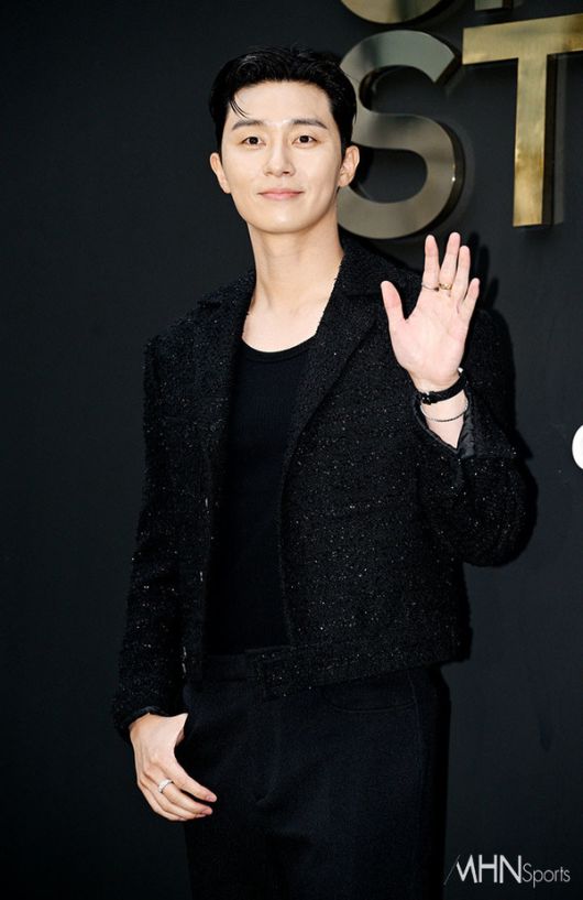 박서준, 포마드 펌에 올블랙 수트...패션의 정석!