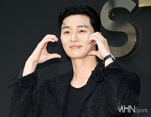 박서준, 포마드 펌에 올블랙 수트...패션의 정석!