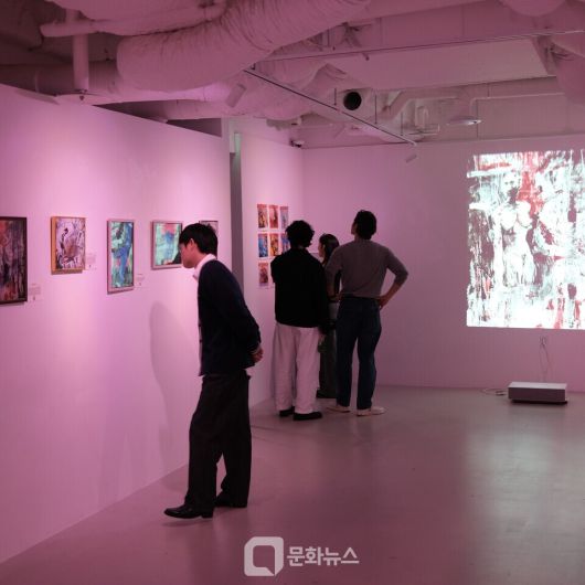 The ‘Art Is You’ exhibition, hosted by Art Beacon Gallery, concluded with great success from November 4 to 5 in the Mapo District of Seoul, drawing widespread attention and acclaim. / photo=Art Beacon Gallery