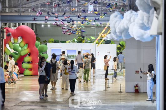 F1963 OO한 여름을 보내는 15가지 관람사진 / 사진제공=부산문화재단