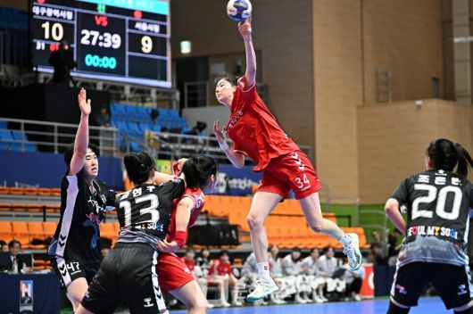 대구광역시청 정지인이 런닝 점프 슛을 하고 있다 이날 정지인은 개인통산 100득점을 돌파하였다 / 사진제공=한국핸드볼연맹