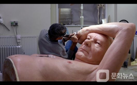 국립현대미술관, '론 뮤익' 회고전 개최 (작업하는 론 뮤익)/사진제공=국립현대미술관