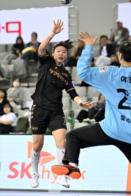 개인통산 200득점을 달성한 대구광역시청 이원정이 점프 오버슛을 하고 있다 / 사진제공=한국핸드볼연맹