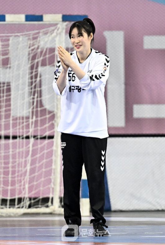 대구광역시청 강은지 골키퍼가 양손모아 정면을 응시 중이다 / 사진제공=한국핸드볼연맹