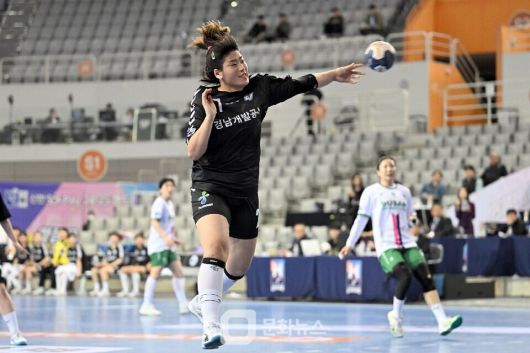 경남개발공사 최지혜가 런닝슛을 하고 있다 / 사진제공=한국핸드볼연맹