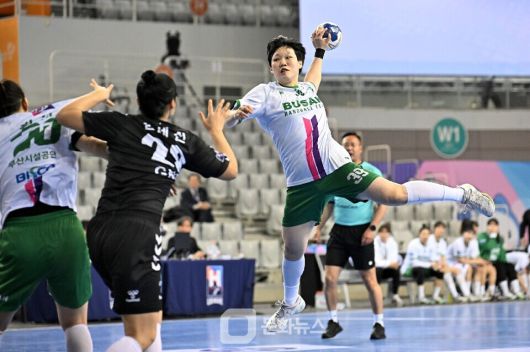 개인통산 100도움을 달성한 부산시설공단 이혜원이 점프슛을 하고 있다 / 사진제공=한국핸드볼연맹