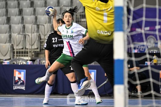부산시설공단 정가희가 윙슛을 하고 있다 / 사진제공=한국핸드볼연맹