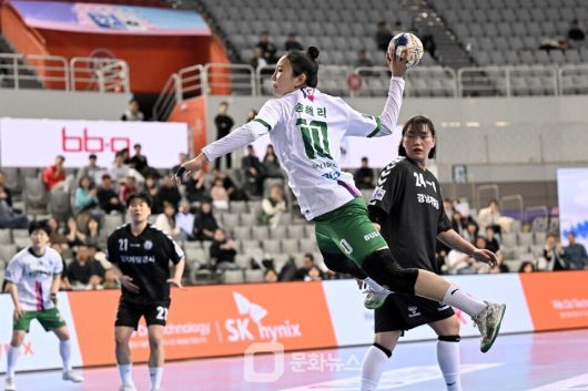 부산시설공단 송해리가 돌파 점프슛을 하고 있다 / 사진제공=한국핸드볼연맹