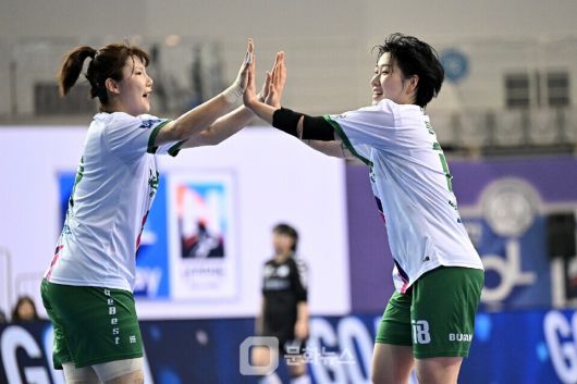 부산시설공단 문수현과 김진이가 득점 후 하이파이브 중이다 / 사진제공=한국핸드볼연맹
