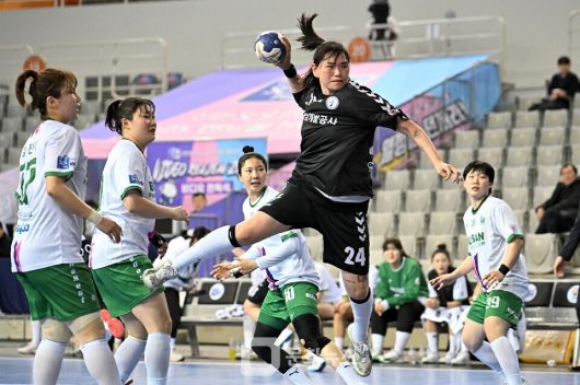 경남개발공사 김소라가 점프슛을 하고 있다 / 사진제공=한국핸드볼연맹