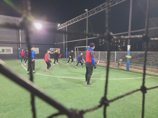 HR그룹 일산 캠프 풋살 동우회 선수들이 주말 저녁 풋살 경기에 열중하고 있다./사진=HR그룹 미디어팀