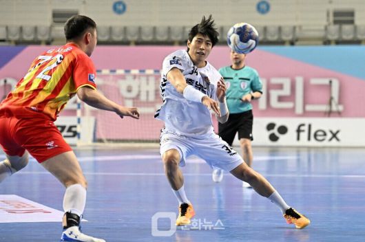 충남도청 박성한이 빠른 패스를 하고 있다 / 사진제공=한국핸드볼연맹