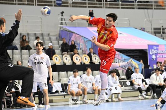 상무피닉스 박세웅이 점프슛 중이다 / 사진제공=한국핸드볼연맹