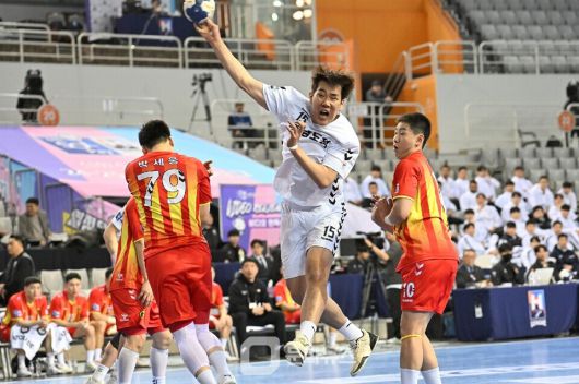 충남도청 김동명이 은퇴경기에서 강력한 돌파슛을 하고 있다 / 사진제공=한국핸드볼연맹