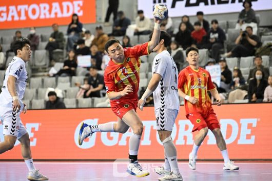 상무피닉스 김지운이 런닝슛을 하고 있다 / 사진제공=한국핸드볼연맹