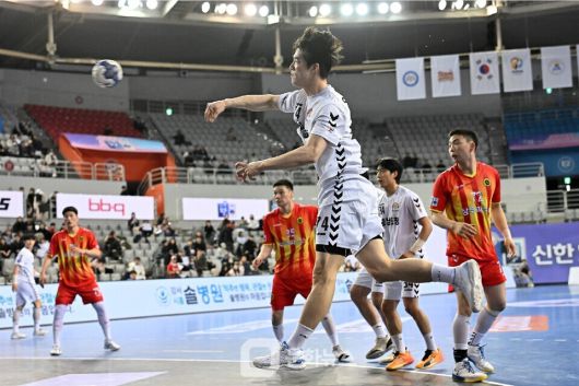 충남도청 오황제가 윙슛을 시도 중이다 / 사진제공=한국핸드볼연맹