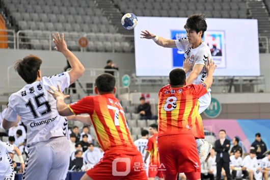 충남도청 김동준이 점프 패스를 하고 있다 / 사진제공=한국핸드볼연맹