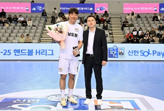 충남도청 김동명 선수가 은퇴식 기념패를 수상하였다 (시상자는 충남도청 이석 감독) / 사진제공=한국핸드볼연맹