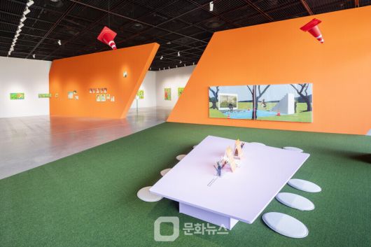 '네가 4시에 온다면 난 3시부터 행복할 거야' 전시 전경 / 사진제공=수원시립미술관