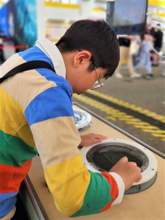 국제 혁신영재사관학교 학생이 ‘2025 대한민국 과학축제’에서 체험 프로그램에 참여하고 있다. 사진=국제 혁신영재사관학교 제공